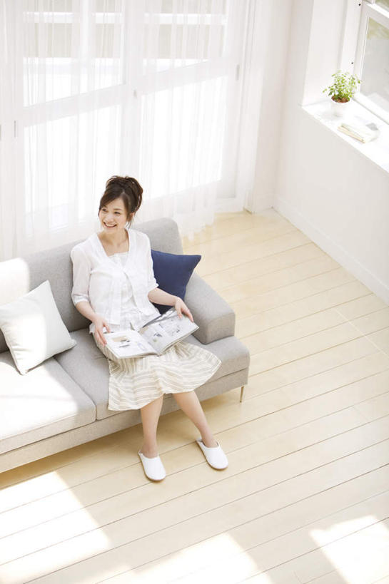 东方人,头发,一个人,客厅,坐,笑,微笑,露齿笑,竖图,俯视,室内,白天,阅读,植物,窗户,靠垫,落地窗,沙发,报纸,书籍,亚洲,仅一个年轻女性,仅一个女性,仅一个人,一本,学习,阴影,服装,光线,盆栽,影子,墙,靠枕,盆景,注视,休闲装,黄种人,玻璃窗,墙壁,墙面,衣服,蓝色,绿色,白色,黑色,阳光,自然,垫子,枕头,观察,看,靠,靠着,倚靠,休闲,休闲服,浏览,服饰,生长,成长,观看,察看,起居室,倚着,关注,布艺沙发,年轻女性,女人,女性,亚洲人,书,图书,抬头,仰头,坐着,彩图,高角度拍摄,全身