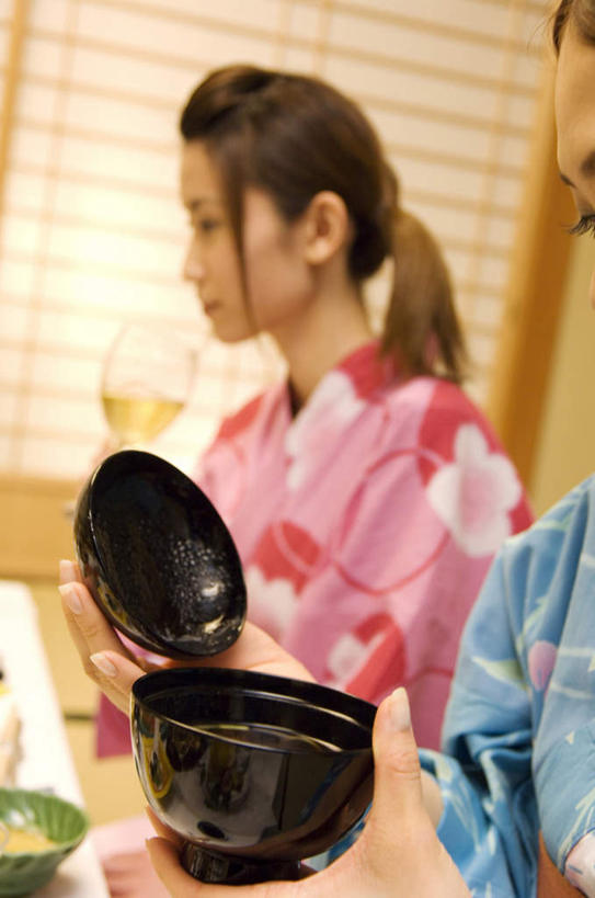 东方人,头发,两个人,家庭,夫妻,客厅,坐,举,笑,摸,微笑,露齿笑,竖图,室内,白天,侧面,民族服装,爱情,餐桌,门,桌子,杯子,餐具,亚洲,抚摸,喝,握,阴影,和服,朦胧,模糊,光线,纹路,碟子,高脚杯,锅子,盘,影子,墙,红酒杯,浪漫,拿,拿着,注视,黄种人,墙壁,墙面,玻璃制品,粉色,黄色,蓝色,阳光,盘子,酒杯,碟,门框,碗,观察,看,靠,靠着,托,倚靠,温暖,温馨,一家人,恩爱,握着,恋人,服饰,餐台,观看,和睦,察看,起居室,倚着,关注,吴服,唐草,唐花,唐锦,男人,男性,年轻男性,年轻女性,女人,女性,亚洲人,长发,夫妇,情侣,玻璃杯,进餐用具,烹调用具,触摸,接触,举起,举手,举着,向上举,向上伸,向上托,坐着,半身,彩图,传统服装,民俗服,伴侣,融洽