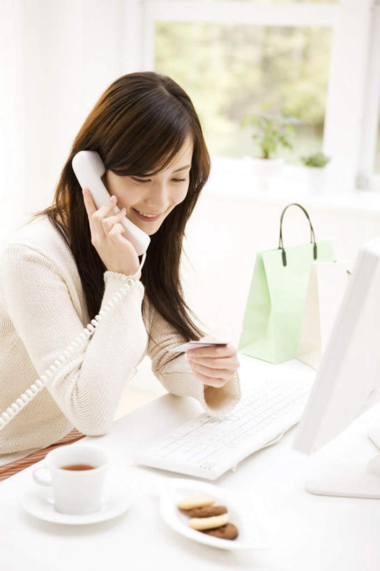 东方人,一个人,客厅,坐,笑,打电话,微笑,露齿笑,竖图,俯视,室内,白天,电脑,显示器,鼠标,键盘,植物,窗户,落地窗,杯子,电话,亚洲,仅一个年轻女性,仅一个女性,仅一个人,握,阴影,服装,光线,网络,包,瓷器,皮包,影子,墙,咖啡杯,陶瓷制品,拿,听,拿着,注视,休闲装,黄种人,输入设备,通讯设备,玻璃窗,墙壁,墙面,树,树木,衣服,绿色,白色,阳光,自然,话筒,低头,观察,看,靠,靠着,倚靠,休闲,休闲服,电话线,台式电脑,握着,服饰,生长,成长,观看,单肩包,察看,起居室,倚着,关注,瓷杯,通信设备,输出设备,一部,交流,年轻女性,女人,女性,亚洲人,电话机,沟通,通话,坐着,半身,彩图,高角度拍摄