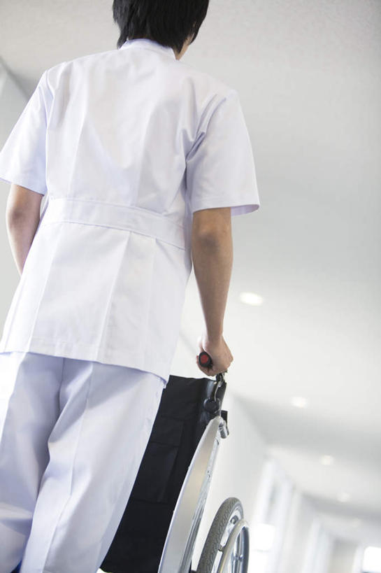 东方人,头发,一个人,医生,医院,站,走,推,摸,竖图,室内,白天,仰视,照明,亚洲,仅一个男性,仅一个人,一排,抚摸,阴影,整齐,光线,壁灯,工具,影子,墙,灯光,黄种人,墙壁,墙面,灯,排列,仅一个年轻男性,一个,黑色,阳光,轮椅,灯具,复健,站着,医护人员,医疗人员,康复,器械,单个,照亮,医疗设备,白大褂,照明设备,队列,医疗器械,医疗工具,医疗机构,辅助设备,男人,男性,年轻男性,亚洲人,大夫,步行,触摸,接触,散步,站立,走路,半身,彩图,低角度拍摄,病院,诊所