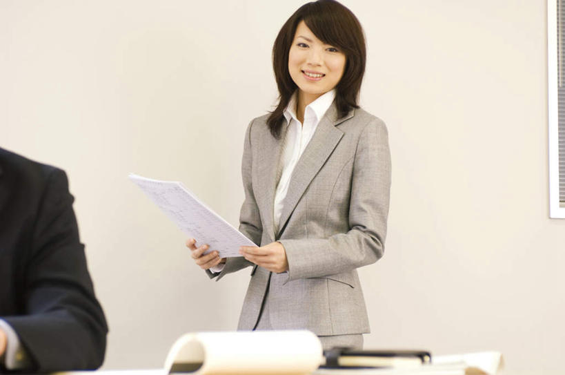 东方人,头发,两个人,伙伴,朋友,商务人士,商务男性,商务女性,办公室,站,坐,捧,笑,摸,微笑,露齿笑,横图,室内,白天,正面,衬衫,友谊,亚洲,抚摸,握,阴影,套装,光线,材料,档案,文件,影子,墙,拿,拿着,注视,黄种人,墙壁,墙面,黑色,阳光,资料,观察,看,靠,靠着,倚靠,站着,握着,观看,察看,倚着,关注,文档,商务装,工薪阶层,友情,男人,男性,年轻男性,年轻女性,女人,女性,亚洲人,长发,白领,上班族,触摸,端,端着,接触,捧着,手捧,站立,坐着,半身,彩图,衬衣