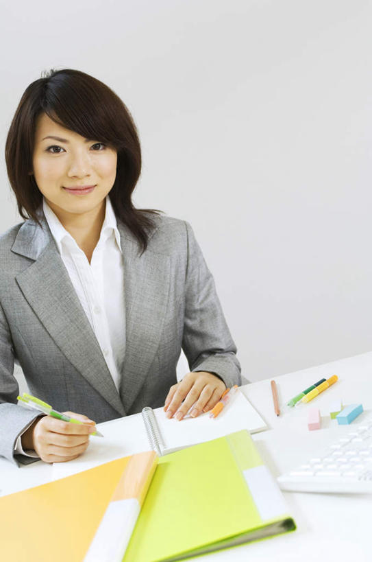 东方人,头发,一个人,商务人士,商务女性,办公室,坐,笑,摸,微笑,露齿笑,竖图,室内,白天,正面,桌子,亚洲,仅一个年轻女性,仅一个女性,仅一个人,抚摸,握,写,套装,笔,材料,档案,文件,办公桌,墙,办公用品,钢笔,拿,拿着,注视,黄种人,墙壁,墙面,文具,黄色,绿色,黑色,学习用品,资料,观察,记录,看,靠,靠着,倚靠,握着,观看,文具用品,察看,倚着,关注,文档,商务装,工薪阶层,年轻女性,女人,女性,亚洲人,长发,白领,上班族,触摸,接触,坐着,半身,彩图