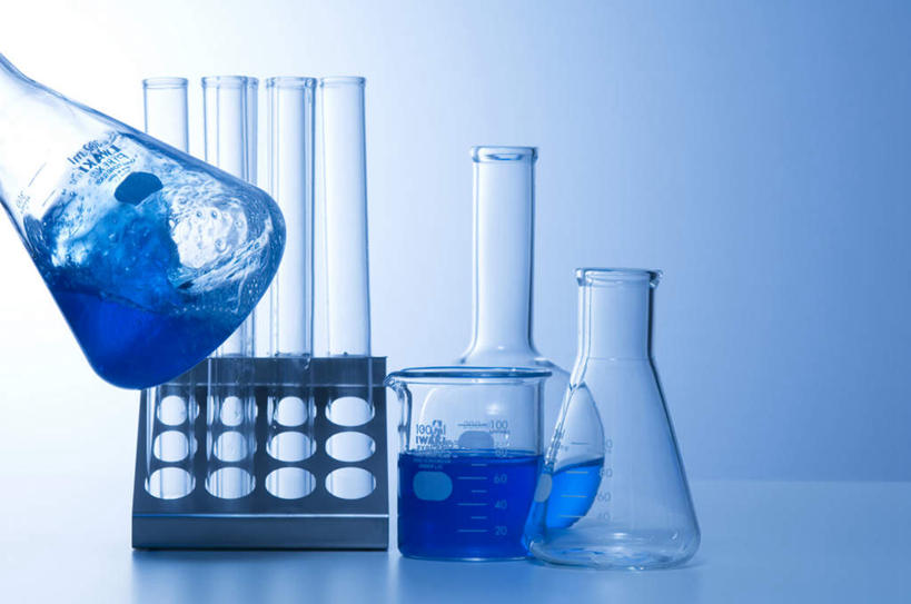 无人,横图,室内,特写,白天,正面,实验,仪器,桌面,杯子,一排,许多,握,阴影,研究,整齐,透明,分析,光线,化学,测试,烧杯,试管,试管架,液体,影子,拿,拿着,架子,玻璃制品,排列,一个,蓝色,阳光,玻璃瓶,瓶子,器皿,握着,流动,单个,队列,计量,玻璃仪器,试验耗材,实验用品,玻璃杯,彩图