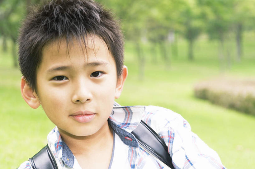 东方人,儿童,脸,头,脸颊,头发,一个人,站,笑,微笑,露齿笑,横图,室外,特写,白天,正面,旅游,度假,纯洁,草地,草坪,植物,亚洲,仅一个男性,仅一个人,阴影,服装,朦胧,模糊,光线,影子,注视,休闲装,黄种人,娱乐,草,树,树木,小孩,衣服,绿色,白色,黑色,阳光,自然,观察,看,站着,仅一个小孩,享受,休闲,休闲服,放松,可爱,童年,童趣,服饰,生长,成长,观看,察看,关注,童真,烂漫,无邪,天真,男孩,男人,男性,亚洲人,孩子,头部,脸部,脸蛋,面部,站立,半身,彩图,男生