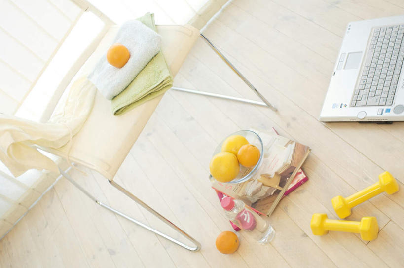 无人,横图,俯视,室内,白天,电脑,笔记本电脑,窗户,落地窗,柠檬,哑铃,书籍,水果,椅子,一堆,许多,阴影,堆叠,堆积,新鲜,光线,网络,影子,木椅,墙,生食,食品,果实,通讯设备,运动器械,玻璃窗,墙壁,墙面,食物,两个,黄色,阳光,健身器械,有机食品,绿色食品,堆,无线,通信设备,无线网络,健身器材,无线上网,便携式电脑,手提电脑,书,图书,益母果,柠果,彩图,高角度拍摄,运动器材