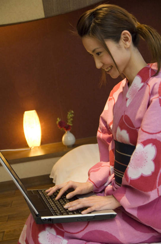 东方人,头发,一个人,坐,笑,摸,微笑,露齿笑,竖图,室内,白天,侧面,民族服装,电脑,笔记本电脑,沙发,台灯,照明,亚洲,仅一个年轻女性,仅一个女性,仅一个人,抚摸,敲打,和服,网络,墙,灯光,注视,黄种人,输入,通讯设备,墙壁,墙面,灯,粉色,黄色,灯具,打字,低头,观察,看,服饰,观看,点击,敲击,照亮,察看,无线,照明设备,关注,通信设备,无线网络,布艺沙发,无线上网,便携式电脑,吴服,唐草,唐花,唐锦,按键,手提电脑,年轻女性,女人,女性,亚洲人,长发,触摸,接触,坐着,半身,彩图,传统服装,民俗服