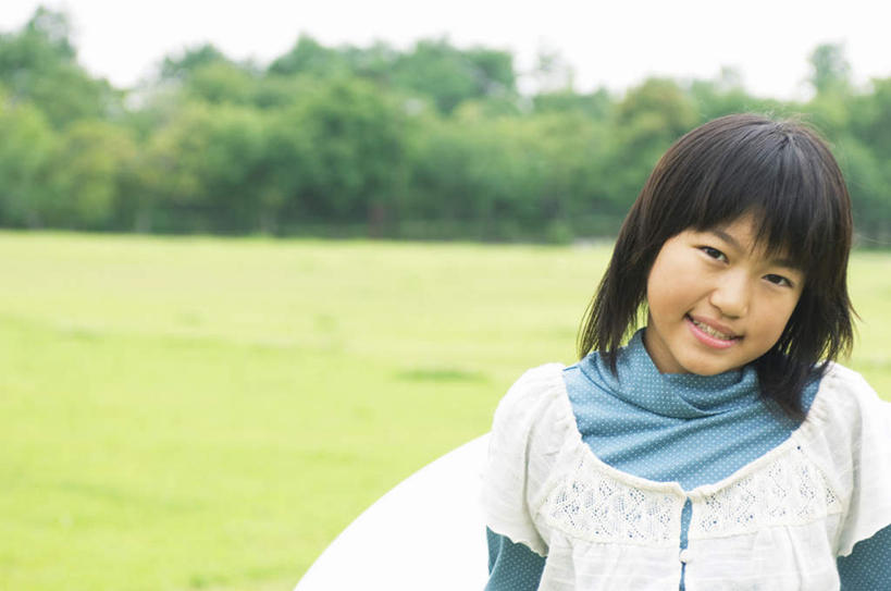 东方人,儿童,头发,一个人,坐,笑,微笑,露齿笑,横图,室外,白天,正面,旅游,度假,纯洁,草地,草坪,植物,椅子,亚洲,仅一个女性,仅一个人,阴影,服装,光线,影子,注视,休闲装,黄种人,娱乐,草,树,树木,小孩,衣服,蓝色,绿色,白色,黑色,蓝天,天空,阳光,自然,天,观察,看,靠,靠着,倚靠,仅一个小孩,享受,休闲,休闲服,放松,可爱,童年,童趣,服饰,生长,成长,观看,察看,倚着,关注,童真,烂漫,无邪,天真,女孩,女人,女性,亚洲人,孩子,长发,坐着,半身,彩图,女生