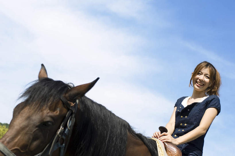 东方人,头发,一个人,坐,笑,摸,微笑,露齿笑,横图,室外,白天,仰视,旅游,度假,马,野生动物,亚洲,仅一个年轻女性,仅一个女性,仅一个人,撑,抚摸,阴影,服装,光线,影子,云,云朵,褐色,云彩,扭头,注视,休闲装,黄种人,娱乐,一匹,衣服,黄色,蓝色,白云,蓝天,天空,阳光,动物,天,观察,看,转头,享受,休闲,休闲服,放松,运输,服饰,牲畜,观看,察看,撑着,关注,年轻女性,女人,女性,亚洲人,长发,触摸,接触,坐着,半身,彩图,低角度拍摄