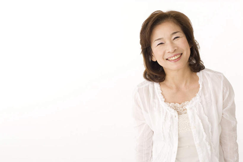 东方人,脸,头,脸颊,头发,一个人,站,笑,微笑,露齿笑,横图,室内,白天,白色背景,正面,亚洲,仅一个女性,仅一个人,服装,注视,休闲装,黄种人,衣服,黄色,白色,观察,看,站着,休闲,休闲服,摄影,服饰,仅一个老年女性,影棚,观看,察看,愉悦,关注,老年女性,女人,女性,亚洲人,头部,脸部,脸蛋,面部,站立,半身,彩图,影棚拍摄,开心,拍摄