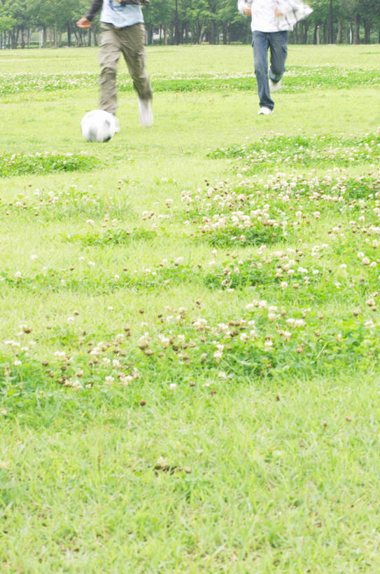 东方人,儿童,两个人,站,跑,竖图,室外,白天,正面,锻炼,旅游,度假,游戏,纯洁,运动,足球,草地,草坪,植物,亚洲,阴影,服装,光线,影子,足球装备,玩,休闲装,黄种人,娱乐,运动器械,草,树,树木,一个,小孩,衣服,绿色,白色,阳光,自然,站着,享受,休闲,休闲服,健身器械,放松,可爱,童年,童趣,服饰,生长,单个,成长,活动,发泄,消遣,智力,健身器材,童真,烂漫,无邪,宣泄,蹴鞠,体育,天真,足球运动,男孩,男人,男性,女孩,女人,女性,亚洲人,跑步,玩耍,嬉戏,站立,半身,彩图,健身,运动器材,男生,女生