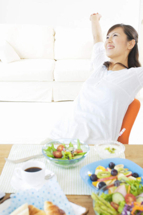 东方人,头发,一个人,客厅,坐,举,伸展双臂,笑,微笑,露齿笑,竖图,俯视,室内,白天,靠垫,沙发,猕猴桃,柠檬,葡萄,蔬菜,西红柿,水果,亚洲,仅一个年轻女性,仅一个女性,仅一个人,伸展,服装,新鲜,墙,生食,蔬菜沙拉,沙拉,食品,果实,靠枕,注视,休闲装,黄种人,色拉,伸懒腰,沙律,墙壁,墙面,食物,衣服,紫色,白色,黑色,垫子,枕头,观察,看,靠,靠着,托,倚靠,休闲,休闲服,放松,服饰,有机食品,绿色食品,观看,色拉酱,察看,起居室,倚着,关注,千岛酱,惬意,布艺沙发,懒腰,年轻女性,女人,女性,亚洲人,长发,益母果,山葫芦,奇异果,蒲桃,柠果,猕猴梨,草龙珠,樱桃番茄,圣女果,番茄,敞开双臂,举起,举手,举着,伸开双臂,向上举,向上伸,向上托,展开双肩,张开手臂,张开双臂,坐着,半身,彩图,高角度拍摄,慵懒