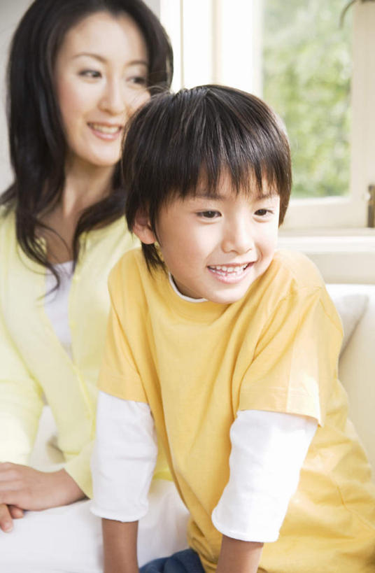 东方人,儿童,头发,两个人,家庭,母亲,儿子,客厅,坐,笑,摸,微笑,露齿笑,竖图,室内,白天,正面,纯洁,植物,窗户,沙发,亚洲,撑,抚摸,阴影,服装,光线,影子,墙,扭头,注视,休闲装,黄种人,玻璃窗,墙壁,墙面,树,树木,小孩,衣服,黄色,绿色,黑色,阳光,自然,观察,看,靠,靠着,倚靠,转头,休闲,温暖,温馨,母子,一家人,休闲服,可爱,母爱,童年,童趣,服饰,生长,成长,观看,和睦,察看,起居室,撑着,倚着,关注,布艺沙发,童真,烂漫,无邪,天真,男孩,年轻女性,女人,女性,亚洲人,孩子,年轻人,触摸,接触,坐着,半身,彩图,融洽,男生