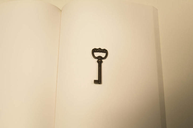 无人,横图,俯视,室内,特写,白天,安全,桌面,书籍,一把,一本,阴影,光线,影子,防护,钥匙,白色,阳光,打开,保护,开启,封闭,保险,私密,保全,周全,安稳,安定,防盗,平安,书,图书,彩图,高角度拍摄