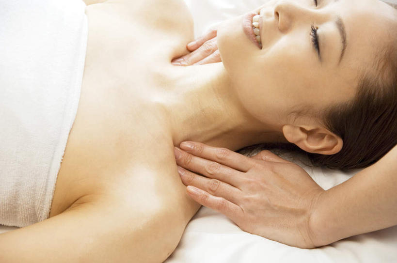 东方人,头发,两个人,伙伴,朋友,按摩师,站,躺,闭眼,笑,摸,微笑,露齿笑,横图,俯视,室内,白天,浴袍,按摩,友谊,床,亚洲,抚摸,阴影,光线,影子,床单,黄种人,被子,白色,黑色,阳光,站着,享受,健康,保健,单人床,被单,指压,卧着,友情,年轻女性,女人,女性,亚洲人,长发,技师,闭眼睛,闭着眼,闭着眼睛,触摸,接触,躺着,卧,站立,半身,彩图,高角度拍摄,汤帷子,浴衣,推拿