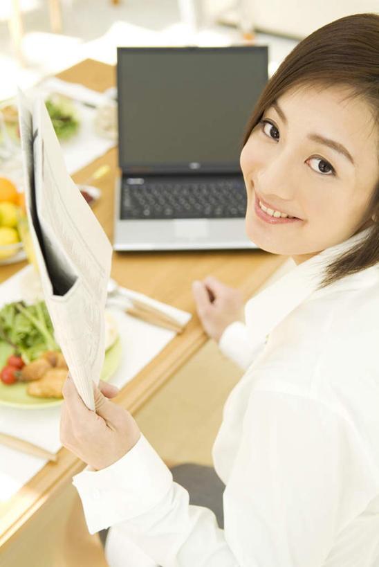 东方人,头发,一个人,坐,捧,笑,摸,微笑,露齿笑,竖图,俯视,室内,白天,电脑,笔记本电脑,桌子,柠檬,蔬菜,西红柿,书籍,水果,亚洲,仅一个年轻女性,仅一个女性,仅一个人,一本,抚摸,阴影,服装,新鲜,光线,网络,影子,办公桌,生菜,莴苣,生食,食品,果实,扭头,注视,休闲装,黄种人,通讯设备,食物,衣服,黄色,白色,黑色,阳光,观察,看,靠,靠着,倚靠,转头,休闲,休闲服,服饰,有机食品,绿色食品,观看,察看,无线,倚着,关注,通信设备,无线网络,无线上网,便携式电脑,春菜,鹅仔菜,莴仔菜,千金菜,叶用莴苣,手提电脑,年轻女性,女人,女性,亚洲人,长发,书,图书,益母果,柠果,樱桃番茄,圣女果,番茄,触摸,端,端着,接触,捧着,手捧,坐着,半身,彩图,高角度拍摄