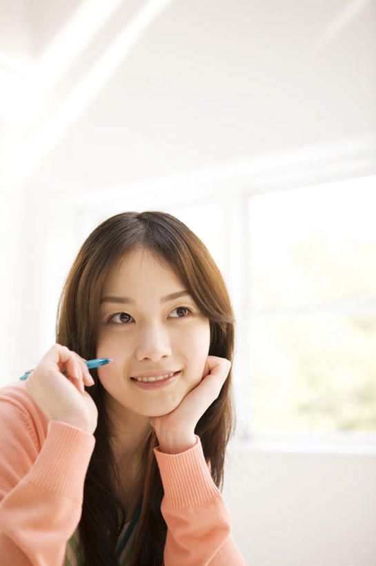 东方人,头发,一个人,坐,笑,摸,微笑,露齿笑,竖图,室内,白天,正面,植物,窗户,落地窗,亚洲,仅一个年轻女性,仅一个女性,仅一个人,撑,抚摸,握,阴影,服装,光线,笔,影子,墙,办公用品,拿,拿着,托腮,注视,休闲装,黄种人,玻璃窗,墙壁,墙面,文具,树,树木,衣服,粉色,绿色,黑色,阳光,自然,铅笔,学习用品,观察,看,托,休闲,休闲服,握着,服饰,生长,成长,观看,文具用品,一支,察看,撑着,关注,托下巴,年轻女性,女人,女性,亚洲人,长发,触摸,接触,坐着,半身,彩图