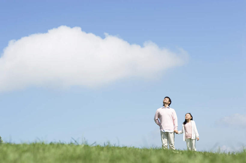 东方人,儿童,头发,两个人,家庭,父亲,女儿,站,握手,摸,横图,室外,白天,仰视,旅游,度假,纯洁,草地,草坪,植物,亚洲,一堆,抚摸,阴影,堆叠,堆积,服装,光线,影子,云,云朵,云彩,注视,休闲装,黄种人,娱乐,草,小孩,衣服,蓝色,绿色,白色,黑色,白云,蓝天,天空,阳光,天,观察,看,站着,享受,休闲,温暖,温馨,父女,一家人,休闲服,放松,父爱,可爱,童年,童趣,服饰,观看,堆,和睦,察看,关注,童真,烂漫,无邪,天真,男人,男性,年轻男性,女孩,亚洲人,孩子,年轻人,触摸,接触,拉手,手拉手,手握手,抬头,仰头,站立,彩图,低角度拍摄,全身,融洽,女生
