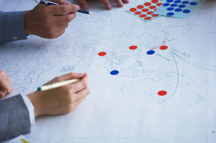 东方人,手,两个人,伙伴,朋友,商务人士,商务男性,摸,横图,俯视,室内,白天,衬衫,友谊,亚洲,一排,一张,许多,抚摸,握,阴影,套装,整齐,反射,笔,标签,图纸,影子,圆圈,办公用品,设计图,拿,拿着,黄种人,文具,排列,红色,蓝色,学习用品,手部,握着,文具用品,两支,队列,商务装,工程图,草图,蓝图,工薪阶层,友情,男人,男性,年轻男性,亚洲人,白领,上班族,设计,触摸,接触,半身,彩图,高角度拍摄,衬衣