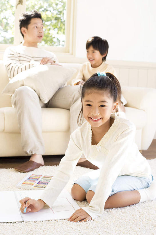 东方人,儿童,头发,三个人,家庭,父亲,女儿,儿子,客厅,坐,抱,笑,摸,微笑,露齿笑,竖图,室内,白天,正面,纯洁,植物,窗户,靠垫,沙发,亚洲,撑,抚摸,阴影,光线,影子,墙,靠枕,扭头,注视,黄种人,玻璃窗,墙壁,墙面,树,树木,小孩,绿色,黑色,阳光,自然,垫子,枕头,观察,看,靠,靠着,倚靠,转头,温暖,温馨,父女,父子,一家人,父爱,可爱,童年,童趣,生长,成长,抱着,观看,和睦,察看,起居室,撑着,搂着,倚着,关注,布艺沙发,童真,烂漫,无邪,天真,男孩,男人,男性,年轻男性,女孩,女人,女性,亚洲人,孩子,年轻人,长发,触摸,接触,搂,搂抱,坐着,彩图,全身,融洽,男生,女生