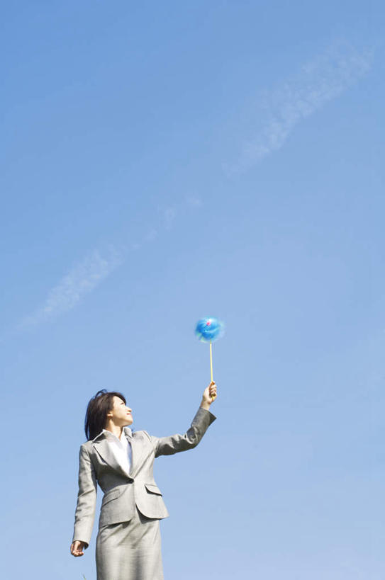 东方人,头发,一个人,站,举,笑,摸,微笑,露齿笑,竖图,室外,白天,仰视,衬衫,旅游,度假,快乐,自由,幸福,风车,玩具,亚洲,仅一个年轻女性,仅一个女性,仅一个人,抚摸,握,阴影,光线,影子,云,云朵,拿,云彩,拿着,注视,黄种人,娱乐,一个,蓝色,黑色,白云,蓝天,天空,阳光,天,观察,看,托,站着,享受,休闲,喜庆,放松,活力,握着,单个,观看,希望,吉祥,察看,象征,关注,和平,梦想,忠诚,进取,灵动,勇敢,勤奋,团结,幸运,年轻女性,女人,女性,亚洲人,长发,触摸,接触,举起,举手,举着,向上举,向上伸,向上托,站立,半身,彩图,低角度拍摄,衬衣