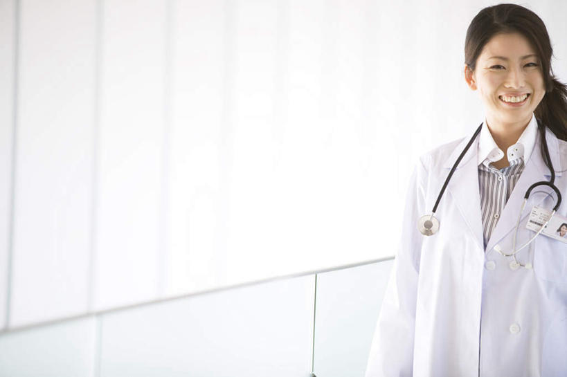 东方人,头发,一个人,医生,医院,栏杆,站,笑,微笑,露齿笑,横图,室内,白天,正面,亚洲,仅一个年轻女性,仅一个女性,仅一个人,墙,围栏,注视,黄种人,护栏,墙壁,墙面,一个,黑色,听诊器,观察,看,站着,医护人员,医疗人员,单个,观看,察看,医疗设备,白大褂,关注,医疗机构,年轻女性,女人,女性,亚洲人,大夫,站立,半身,彩图,病院,诊所