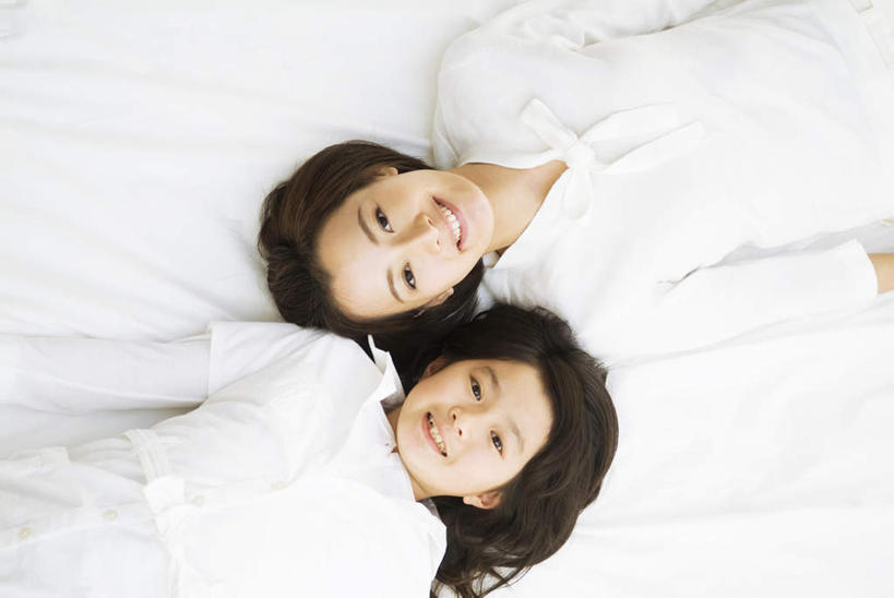 东方人,儿童,头发,两个人,家庭,母亲,女儿,躺,笑,微笑,露齿笑,横图,俯视,室内,白天,纯洁,床,亚洲,阴影,服装,光线,影子,床单,注视,休闲装,黄种人,被子,小孩,衣服,白色,黑色,阳光,观察,看,休闲,温暖,温馨,母女,一家人,休闲服,可爱,母爱,童年,童趣,服饰,单人床,观看,和睦,察看,被单,关注,童真,烂漫,无邪,卧着,天真,年轻女性,女孩,女人,女性,亚洲人,孩子,年轻人,长发,躺着,卧,半身,彩图,高角度拍摄,融洽,女生