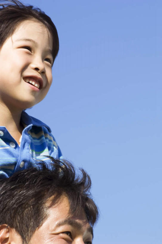 东方人,儿童,脸,头,脸颊,背,头发,两个人,家庭,父亲,儿子,站,坐,笑,摸,微笑,露齿笑,竖图,室外,白天,正面,旅游,度假,纯洁,亚洲,抚摸,阴影,服装,光线,影子,云,云朵,云彩,注视,休闲装,黄种人,娱乐,小孩,衣服,蓝色,黑色,白云,蓝天,天空,阳光,天,背着,观察,看,站着,享受,休闲,温暖,温馨,父子,一家人,休闲服,放松,父爱,可爱,童年,童趣,服饰,观看,和睦,察看,关注,童真,烂漫,无邪,天真,男孩,男人,男性,年轻男性,亚洲人,孩子,年轻人,头部,脸部,脸蛋,面部,触摸,接触,站立,坐着,半身,彩图,融洽,男生