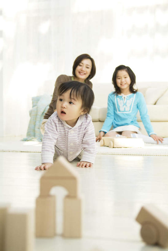 东方人,儿童,头发,三个人,家庭,母亲,女儿,客厅,坐,笑,摸,微笑,露齿笑,竖图,室内,白天,正面,游戏,纯洁,智慧,沙发,玩具,亚洲,抚摸,阴影,服装,光线,影子,墙,玩,注视,休闲装,黄种人,娱乐,墙壁,墙面,小孩,衣服,蓝色,白色,黑色,阳光,观察,看,趴着,张嘴,休闲,温暖,温馨,母女,一家人,休闲服,积木,可爱,母爱,童年,童趣,益智,服饰,观看,活动,和睦,察看,起居室,思维,发泄,关注,消遣,智力,想象,张大嘴巴,布艺沙发,童真,烂漫,无邪,宣泄,天真,年轻女性,女孩,女人,女性,亚洲人,孩子,年轻人,长发,张开嘴,触摸,接触,趴,玩耍,嬉戏,坐着,彩图,全身,融洽,女生