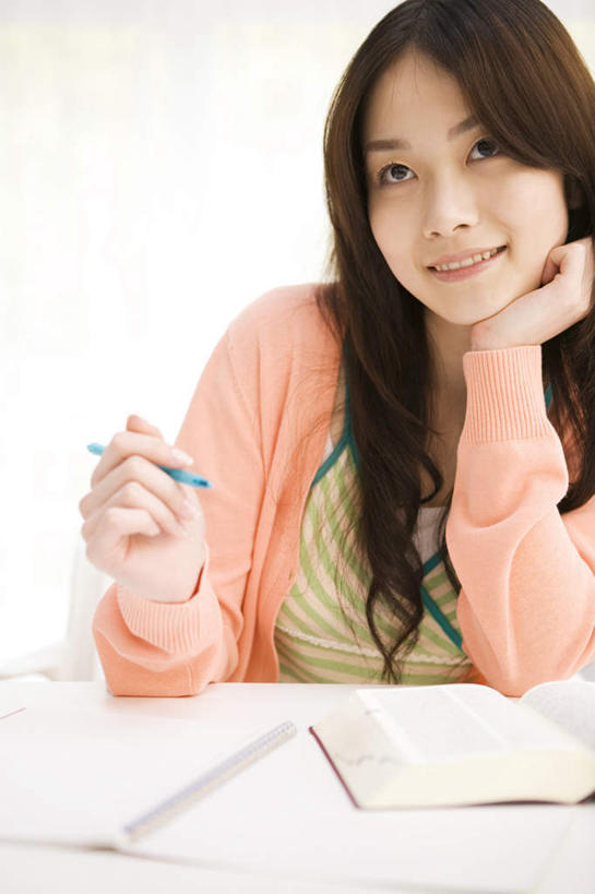 东方人,头发,一个人,坐,笑,摸,微笑,露齿笑,竖图,室内,白天,正面,桌子,书籍,亚洲,仅一个年轻女性,仅一个女性,仅一个人,许多,撑,抚摸,握,阴影,服装,反射,笔,影子,办公桌,墙,办公用品,拿,拿着,托腮,注视,休闲装,黄种人,墙壁,墙面,文具,衣服,粉色,蓝色,黑色,学习用品,观察,看,靠,靠着,托,倚靠,休闲,休闲服,握着,服饰,观看,文具用品,一支,察看,倚着,关注,托下巴,年轻女性,女人,女性,亚洲人,长发,书,图书,触摸,接触,坐着,半身,彩图