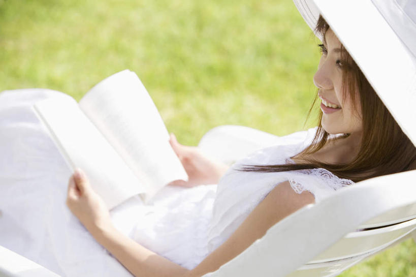 东方人,头发,一个人,躺,捧,笑,微笑,露齿笑,横图,俯视,室外,白天,裙子,旅游,度假,草地,草坪,植物,帽子,书籍,椅子,亚洲,仅一个年轻女性,仅一个女性,仅一个人,一本,握,连衣裙,朦胧,模糊,躺椅,拿,拿着,扭头,注视,黄种人,娱乐,草,黄色,绿色,白色,遮阳帽,观察,看,转头,享受,休闲,放松,握着,观看,沙滩椅,察看,关注,一顶,卧着,年轻女性,女人,女性,亚洲人,长发,书,图书,端,端着,捧着,手捧,躺着,卧,半身,彩图,高角度拍摄