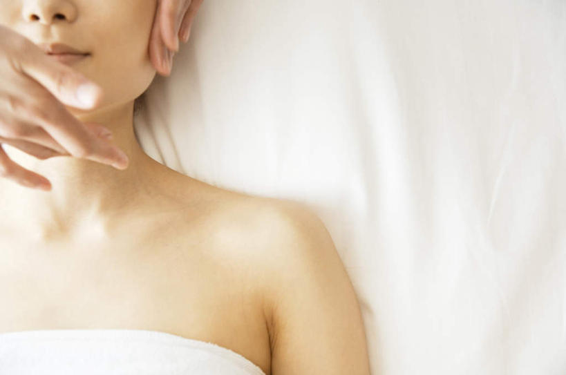 东方人,两个人,伙伴,朋友,按摩师,站,躺,闭眼,笑,摸,微笑,横图,俯视,室内,白天,浴袍,按摩,友谊,床,亚洲,抚摸,阴影,光线,影子,床单,黄种人,被子,白色,阳光,站着,享受,健康,保健,单人床,被单,指压,卧着,友情,年轻女性,女人,女性,亚洲人,技师,闭眼睛,闭着眼,闭着眼睛,触摸,接触,躺着,卧,站立,半身,彩图,高角度拍摄,汤帷子,浴衣,推拿