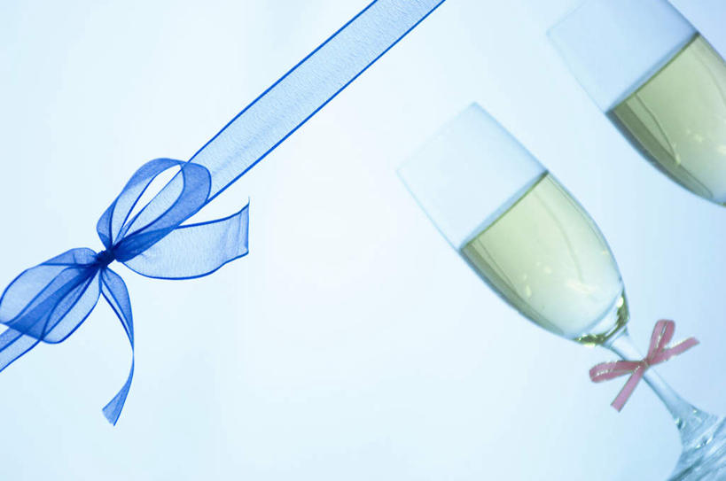 葡萄酒,无人,横图,室内,特写,白天,正面,奢侈,快乐,桌面,杯子,阴影,朦胧,模糊,光线,高脚杯,丝绸,丝带,影子,缎带,两杯,浪漫,玻璃制品,绸带,酒,饮料,两个,一个,蓝色,阳光,蝴蝶结,酒杯,香槟,诱惑,摄影,影棚,单个,香槟杯,气泡酒,起泡酒,汽酒,玻璃杯,彩图,影棚拍摄,高兴,欢笑,拍摄