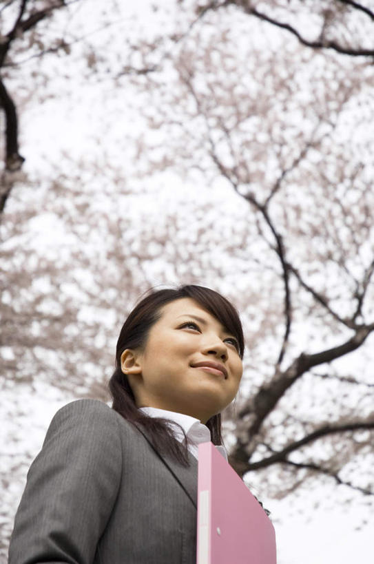 东方人,头发,一个人,商务人士,商务女性,站,捧,笑,摸,微笑,露齿笑,竖图,室外,白天,仰视,衬衫,旅游,度假,植物,亚洲,仅一个年轻女性,仅一个女性,仅一个人,抚摸,阴影,套装,光线,材料,档案,文件,影子,注视,黄种人,娱乐,树,树木,一个,粉色,蓝色,绿色,黑色,蓝天,天空,阳光,自然,资料,天,观察,看,站着,享受,休闲,放松,生长,单个,成长,观看,察看,关注,文档,商务装,工薪阶层,年轻女性,女人,女性,亚洲人,白领,上班族,触摸,端,端着,接触,捧着,手捧,站立,半身,彩图,低角度拍摄,衬衣