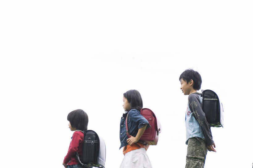 东方人,儿童,背,头发,三个人,站,走,笑,摸,微笑,露齿笑,横图,室外,白天,侧面,旅游,度假,纯洁,成功,合作,团队,集体,信心,亚洲,一排,抚摸,阴影,服装,整齐,光线,包,书包,影子,注视,休闲装,黄种人,娱乐,队伍,排列,三个,小孩,衣服,红色,蓝色,黑色,蓝天,天空,阳光,背包,天,背着,观察,看,站着,享受,休闲,休闲服,放松,可爱,童年,童趣,服饰,晴朗,观看,察看,成就,队列,关注,合伙,童真,烂漫,无邪,万里无云,天真,男孩,男人,男性,女孩,女人,女性,亚洲人,晴空,晴空万里,步行,触摸,接触,散步,站立,走路,半身,彩图,双肩包,男生,女生