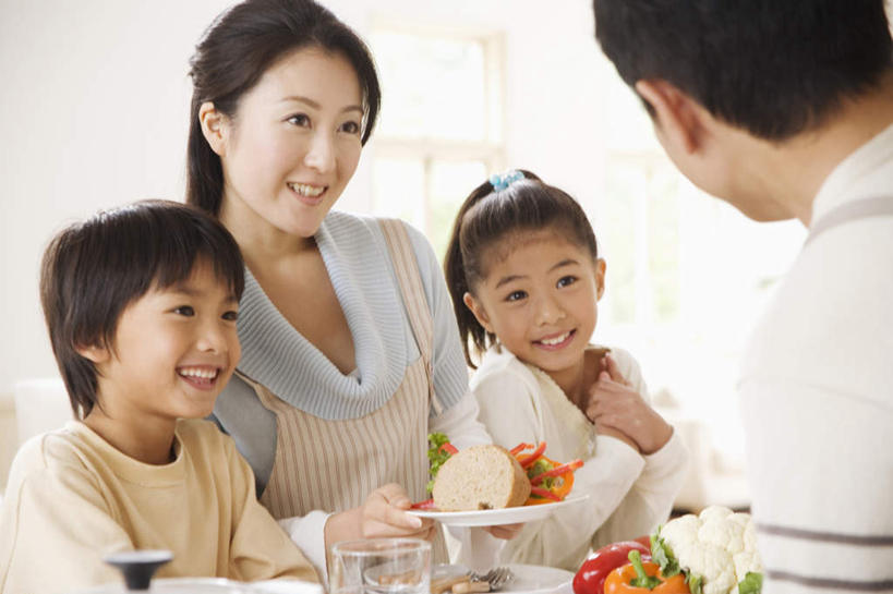 东方人,儿童,背部,四个人,家庭,夫妻,母亲,父亲,女儿,儿子,客厅,坐,捧,笑,摸,微笑,露齿笑,横图,室内,白天,正面,爱情,纯洁,餐桌,窗户,桌子,辣椒,蔬菜,土豆,西红柿,杯子,餐具,亚洲,抚摸,握,阴影,服装,新鲜,光线,碟子,盘,影子,墙,花菜,花椰菜,西兰花,食品,浪漫,拿,拿着,注视,休闲装,黄种人,玻璃窗,相视,墙壁,墙面,食物,小孩,衣服,白色,阳光,盘子,水杯,碟,观察,看,休闲,温暖,温馨,父子,母女,一家人,面对面,休闲服,恩爱,父爱,可爱,母爱,童年,童趣,握着,恋人,服饰,有机食品,绿色食品,餐台,观看,对视,和睦,察看,起居室,关注,相对,彩椒,童真,烂漫,无邪,辣角,红海椒,大椒,辣虎,广椒,相看,馍馍蛋,天真,男孩,男人,男性,年轻男性,年轻女性,女孩,女人,女性,亚洲人,孩子,夫妇,情侣,茶杯,进餐用具,烹调用具,樱桃番茄,洋芋,甜椒,柿子椒,圣女果,山药蛋,马铃薯,辣子,海椒,番茄,番椒,灯笼椒,触摸,端,端着,接触,捧着,手捧,坐着,半身,彩图,伴侣,融洽,男生,女生