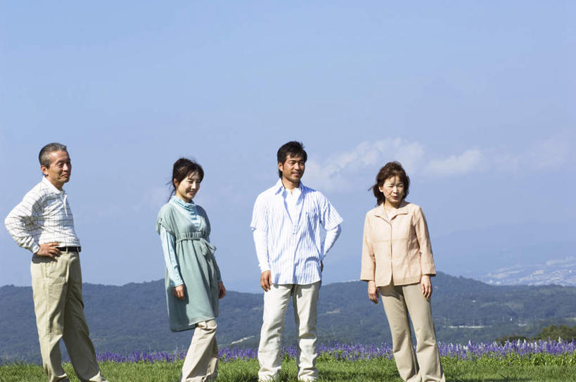 东方人,头发,四个人,家庭,夫妻,母亲,父亲,女儿,儿子,站,笑,微笑,露齿笑,横图,室外,白天,正面,爱情,旅游,度假,草地,草坪,山,山脉,植物,亚洲,一排,阴影,服装,整齐,光线,影子,山峰,云,云朵,山峦,浪漫,云彩,抬腿,注视,休闲装,黄种人,娱乐,手叉腰,草,树,树木,排列,衣服,蓝色,绿色,白色,黑色,白云,蓝天,天空,阳光,自然,群山,天,叉腰,观察,看,站着,享受,休闲,温暖,温馨,父子,母女,一家人,休闲服,恩爱,放松,父爱,母爱,恋人,服饰,生长,成长,观看,踮脚,和睦,察看,双手叉腰,队列,关注,老年男性,老年女性,男人,男性,年轻男性,年轻女性,女人,女性,亚洲人,夫妇,情侣,站立,彩图,全身,伴侣,融洽