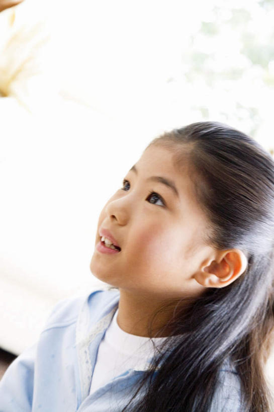 东方人,儿童,脸,头,脸颊,头发,一个人,坐,笑,微笑,露齿笑,竖图,室内,白天,正面,纯洁,植物,窗户,落地窗,亚洲,仅一个女性,仅一个人,阴影,服装,光线,影子,注视,休闲装,黄种人,玻璃窗,树,树木,小孩,衣服,蓝色,绿色,黑色,阳光,自然,观察,看,靠,靠着,倚靠,仅一个小孩,休闲,休闲服,可爱,童年,童趣,服饰,生长,成长,观看,察看,倚着,关注,童真,烂漫,无邪,天真,女孩,女人,女性,亚洲人,孩子,头部,长发,脸部,脸蛋,面部,抬头,仰头,坐着,半身,彩图,女生