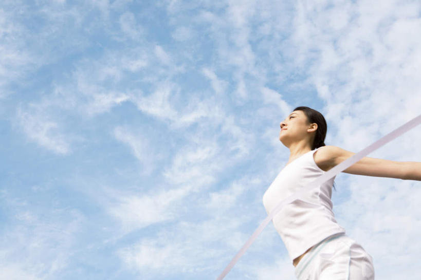 东方人,头发,一个人,终点,站,跑,伸展双臂,笑,微笑,露齿笑,横图,室外,白天,仰视,锻炼,旅游,度假,运动,亚洲,仅一个年轻女性,仅一个女性,仅一个人,一条,阴影,服装,光线,影子,云,云朵,云彩,注视,休闲装,黄种人,娱乐,衣服,蓝色,白色,黑色,白云,蓝天,天空,阳光,天,观察,看,站着,享受,休闲,休闲服,放松,服饰,观看,察看,关注,终点线,冲线,终点带,体育,年轻女性,女人,女性,亚洲人,敞开双臂,跑步,伸开双臂,展开双肩,站立,张开手臂,张开双臂,半身,彩图,低角度拍摄,健身,目的地