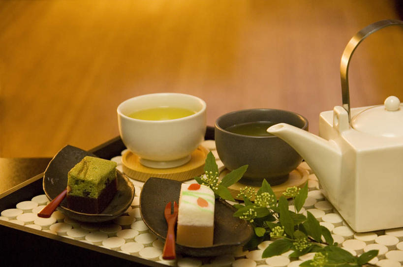 点心,无人,横图,俯视,室内,白天,桌面,杯子,餐具,叶子,阴影,装饰,光线,碟子,壶,盘,影子,茶道,食品,甜点,甜品,绿叶,文化,水壶,食物,糕点,一个,阳光,盘子,茶壶,水杯,碟,甜食,嫩叶,单个,华丽,修饰,茶艺,环境,点缀,东亚文化,礼法,修行,衬托,美观,雅致,雅观,叶,叶片,茶杯,彩图,高角度拍摄,茶文化