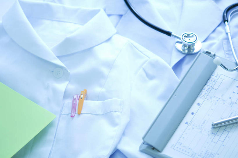 无人,横图,俯视,室内,特写,白天,工作服,制服,桌面,阴影,光线,笔,材料,档案,文件,影子,办公用品,文具,一个,衣服,白色,阳光,听诊器,学习用品,资料,一件,单个,文具用品,一支,医疗设备,白大褂,文档,工作制服,彩图,高角度拍摄,工作套服