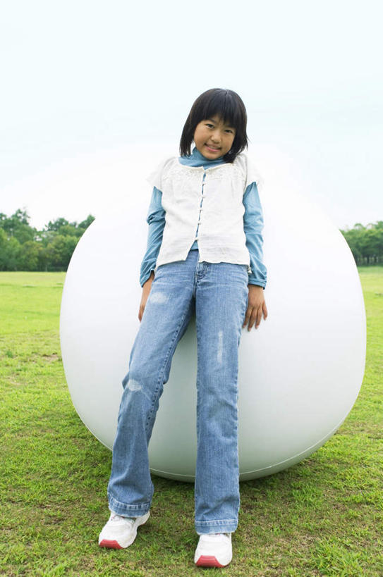 东方人,儿童,头发,一个人,站,笑,摸,微笑,露齿笑,竖图,室外,白天,正面,旅游,度假,游戏,纯洁,草地,草坪,植物,玩具,亚洲,仅一个男性,仅一个人,抚摸,阴影,服装,光线,影子,云,云朵,玩,云彩,注视,休闲装,黄种人,娱乐,球,草,树,树木,一个,小孩,衣服,蓝色,绿色,白色,黑色,白云,蓝天,天空,阳光,自然,天,观察,看,靠,靠着,倚靠,站着,仅一个小孩,享受,休闲,球体,休闲服,放松,可爱,童年,童趣,益智,服饰,生长,单个,成长,观看,活动,察看,倚着,发泄,关注,消遣,智力,童真,烂漫,无邪,宣泄,天真,男孩,男人,男性,亚洲人,孩子,触摸,接触,玩耍,嬉戏,站立,彩图,全身,男生