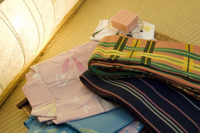 无人,横图,俯视,室内,白天,化妆,美容,床,卧室,照明,一堆,许多,护肤,堆叠,堆积,服装,壁灯,方格,海绵,灯光,床单,折叠,休闲装,被子,灯,衣服,粉色,黄色,灯具,毛巾,清洁,保养,享受,休闲,休闲服,放松,保健,服饰,单人床,堆,照亮,被单,照明设备,养颜,洗脸海绵,洗脸扑,洗脸绵,彩图,高角度拍摄,睡房,卧房