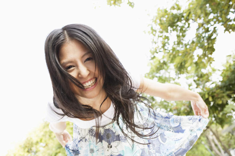 东方人,头发,一个人,站,笑,微笑,露齿笑,横图,室外,白天,仰视,旅游,度假,植物,亚洲,仅一个年轻女性,仅一个女性,仅一个人,弯腰,阴影,花纹,服装,光线,图案,影子,云,云朵,云彩,注视,休闲装,黄种人,娱乐,树,树木,衣服,蓝色,绿色,黑色,白云,蓝天,天空,阳光,自然,天,低头,观察,看,站着,享受,休闲,休闲服,放松,服饰,生长,成长,观看,察看,关注,弯身,年轻女性,女人,女性,亚洲人,站立,半身,彩图,低角度拍摄