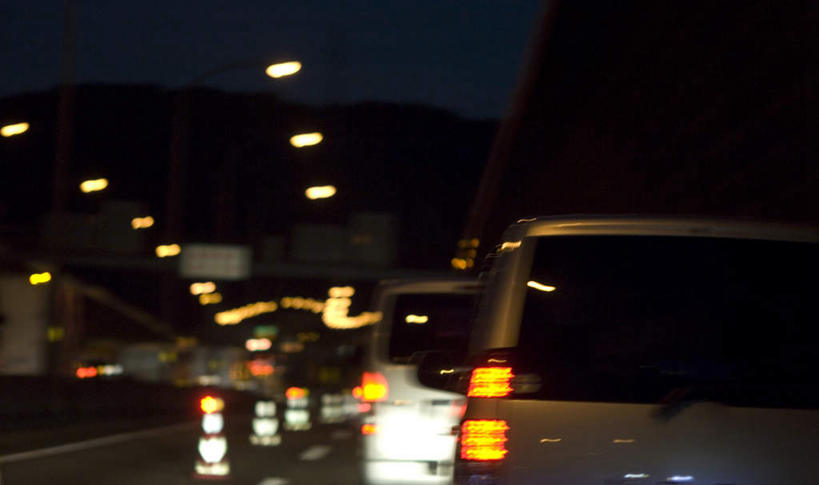 无人,横图,室外,夜晚,正面,旅游,度假,道路,路,指示牌,公路,汽车,照明,一排,许多,朦胧,模糊,整齐,标志,文字,墙,交通,娱乐,标识,墙壁,墙面,车,灯,排列,天空,灯具,交通工具,轿车,天,驾驶,行驶,享受,休闲,放松,操纵,照亮,控制,照明设备,队列,载具,操控,前照灯,前大灯,车前灯,把持,马路,彩图