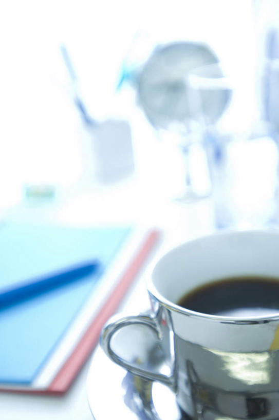 无人,竖图,俯视,室内,特写,白天,桌子,杯子,餐具,闹钟,阴影,朦胧,模糊,时间,光线,笔,材料,瓷器,档案,碟子,盘,时钟,文件,影子,办公用品,咖啡杯,陶瓷制品,计时,书桌,文具,一个,阳光,盘子,课桌,学习用品,资料,碟,钟表,表,单个,文具用品,一支,文档,瓷杯,钟,彩图,高角度拍摄