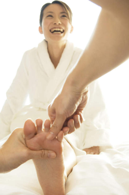 东方人,头发,两个人,按摩师,站,坐,笑,摸,微笑,露齿笑,竖图,室内,白天,正面,浴袍,按摩,床,亚洲,撑,抚摸,阴影,光线,影子,墙,床单,注视,黄种人,被子,墙壁,墙面,黄色,白色,阳光,观察,看,站着,张嘴,享受,健康,保健,单人床,观看,察看,撑着,被单,关注,张大嘴巴,指压,年轻女性,女人,女性,亚洲人,长发,张开嘴,技师,触摸,接触,站立,坐着,半身,彩图,汤帷子,浴衣,推拿