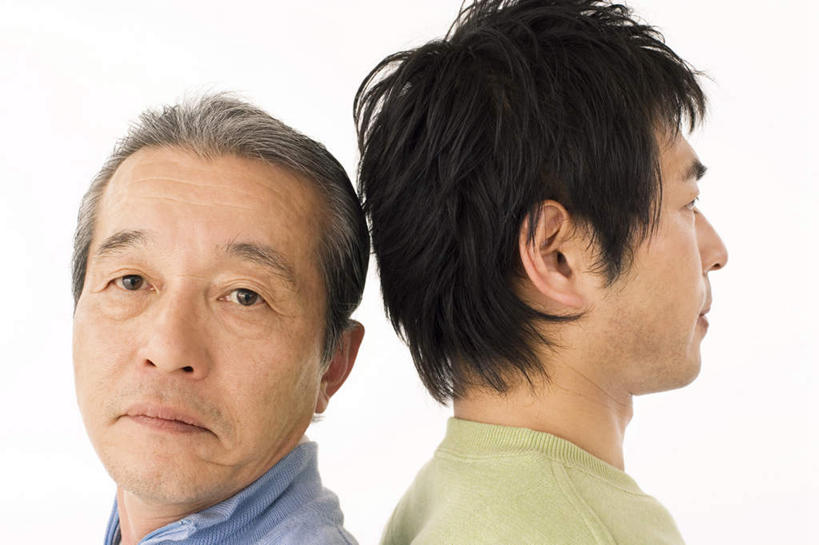 东方人,脸,头,脸颊,头发,两个人,家庭,夫妻,站,笑,微笑,横图,室内,白天,白色背景,侧面,衬衫,爱情,安全,亚洲,服装,浪漫,扭头,依靠,注视,休闲装,黄种人,衣服,蓝色,绿色,黑色,观察,看,倚靠,站着,转头,背靠背,休闲,温暖,温馨,一家人,休闲服,恩爱,背对背,恋人,摄影,服饰,影棚,观看,和睦,察看,关注,信任,老年男性,男人,男性,年轻男性,亚洲人,头部,脸部,脸蛋,面部,夫妇,情侣,站立,半身,彩图,影棚拍摄,衬衣,拍摄,伴侣,融洽