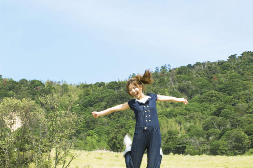 东方人,头发,一个人,站,跳,伸展双臂,笑,微笑,露齿笑,横图,室外,白天,正面,旅游,度假,草地,草坪,植物,亚洲,仅一个年轻女性,仅一个女性,仅一个人,阴影,服装,光线,影子,云,云朵,半空,云彩,注视,休闲装,黄种人,娱乐,草,树,树木,衣服,蓝色,绿色,黑色,白云,蓝天,天空,阳光,自然,天,观察,看,站着,张嘴,享受,休闲,休闲服,放松,服饰,生长,成长,观看,察看,关注,张大嘴巴,年轻女性,女人,女性,亚洲人,长发,张开嘴,敞开双臂,伸开双臂,跳跃,展开双肩,站立,张开手臂,张开双臂,彩图,全身