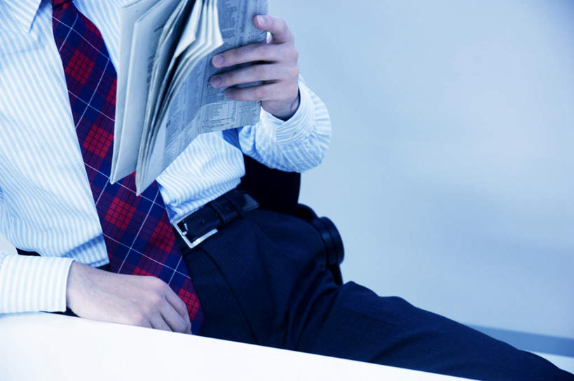 东方人,一个人,商务人士,商务男性,办公室,坐,捧,摸,横图,俯视,室内,白天,衬衫,桌子,报纸,亚洲,仅一个男性,仅一个人,一张,撑,抚摸,握,套装,信息,办公桌,墙,领带,拿,拿着,注视,黄种人,墙壁,墙面,仅一个年轻男性,红色,观察,看,靠,靠着,倚靠,握着,观看,新闻,察看,撑着,倚着,关注,商务装,工薪阶层,男人,男性,年轻男性,亚洲人,白领,上班族,触摸,端,端着,接触,捧着,手捧,坐着,半身,彩图,高角度拍摄,衬衣,报刊