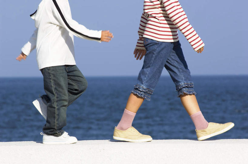 东方人,儿童,两个人,伙伴,朋友,站,走,横图,室外,白天,侧面,旅游,度假,友谊,纯洁,海浪,海洋,沙滩,亚洲,阴影,条纹,服装,裤子,光线,沙子,影子,海岸,浪花,云,云朵,沙地,云彩,抬腿,牛仔裤,休闲装,黄种人,娱乐,小孩,衣服,蓝色,白色,黑色,白云,蓝天,天空,阳光,海水,天,站着,享受,休闲,休闲服,放松,可爱,童年,童趣,服饰,踮脚,海景,童真,烂漫,无邪,天真,友情,男孩,男人,男性,亚洲人,大海,风浪,海,海水的波动,海滩,近岸浪,涌浪,步行,散步,站立,走路,半身,彩图,男生